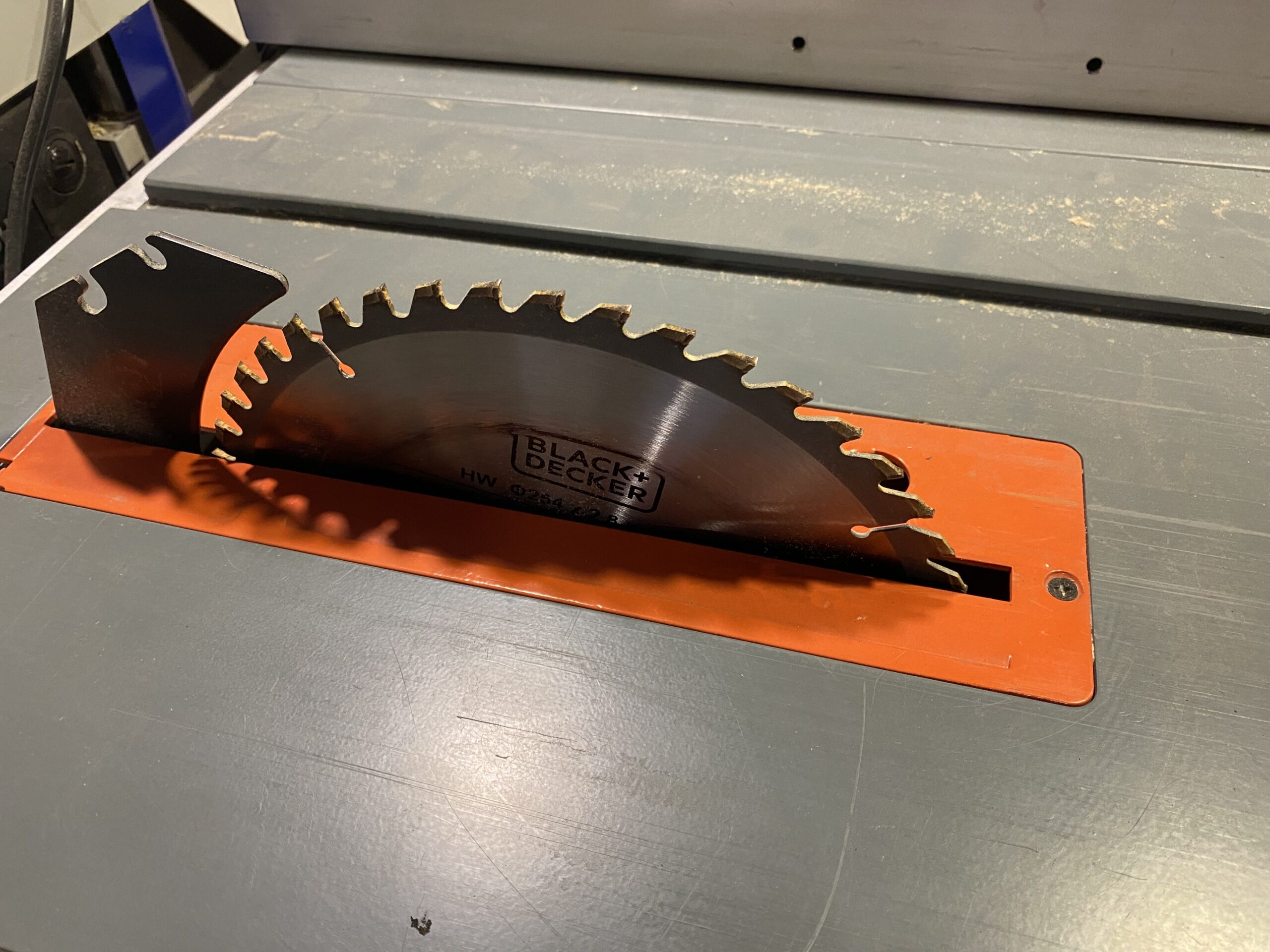 Настольная пила Black&Decker BES720 — изображение 4