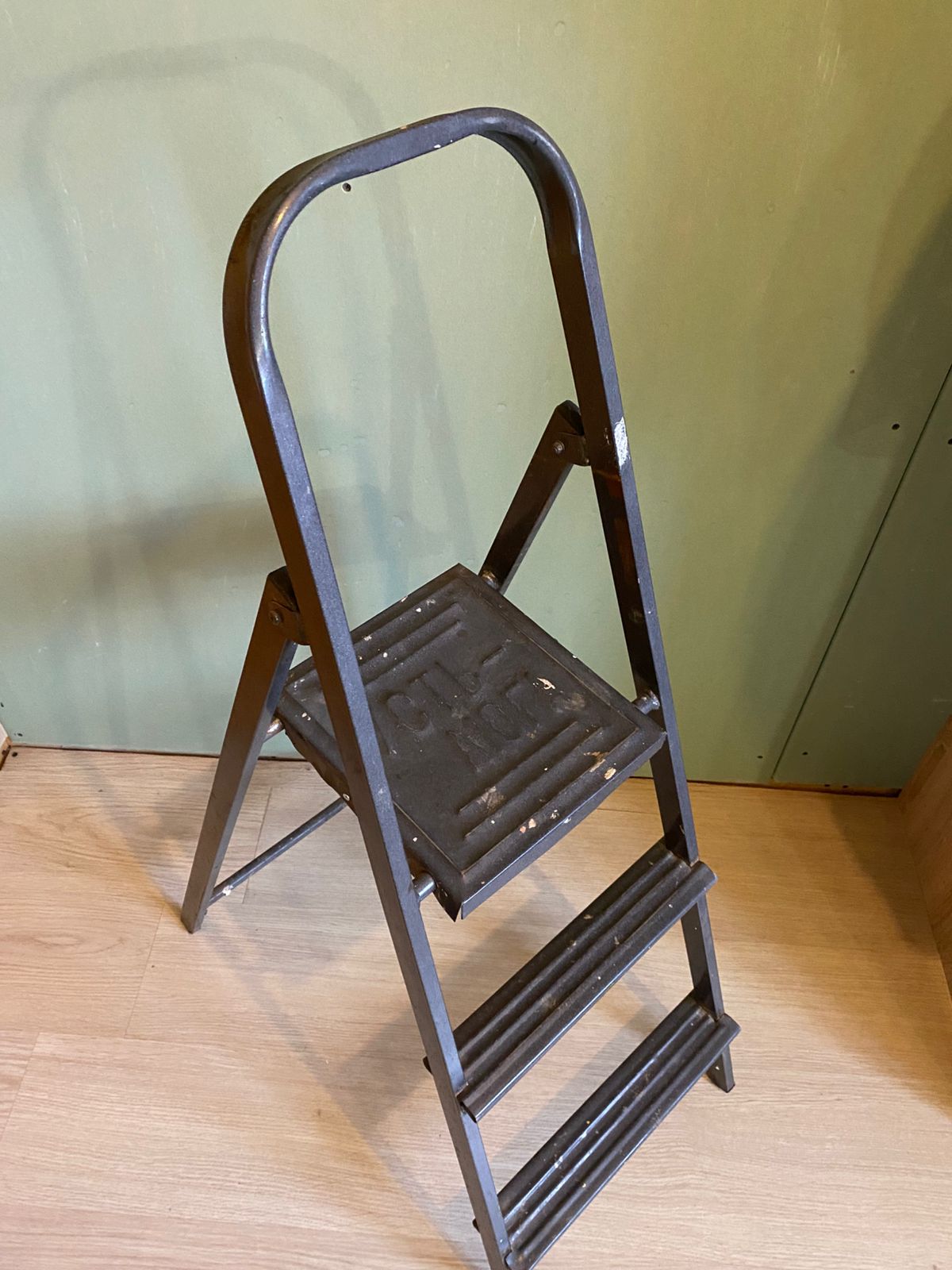 Лестница-стремянка (3 ступени, высота площадки 0,6 м) — изображение 2