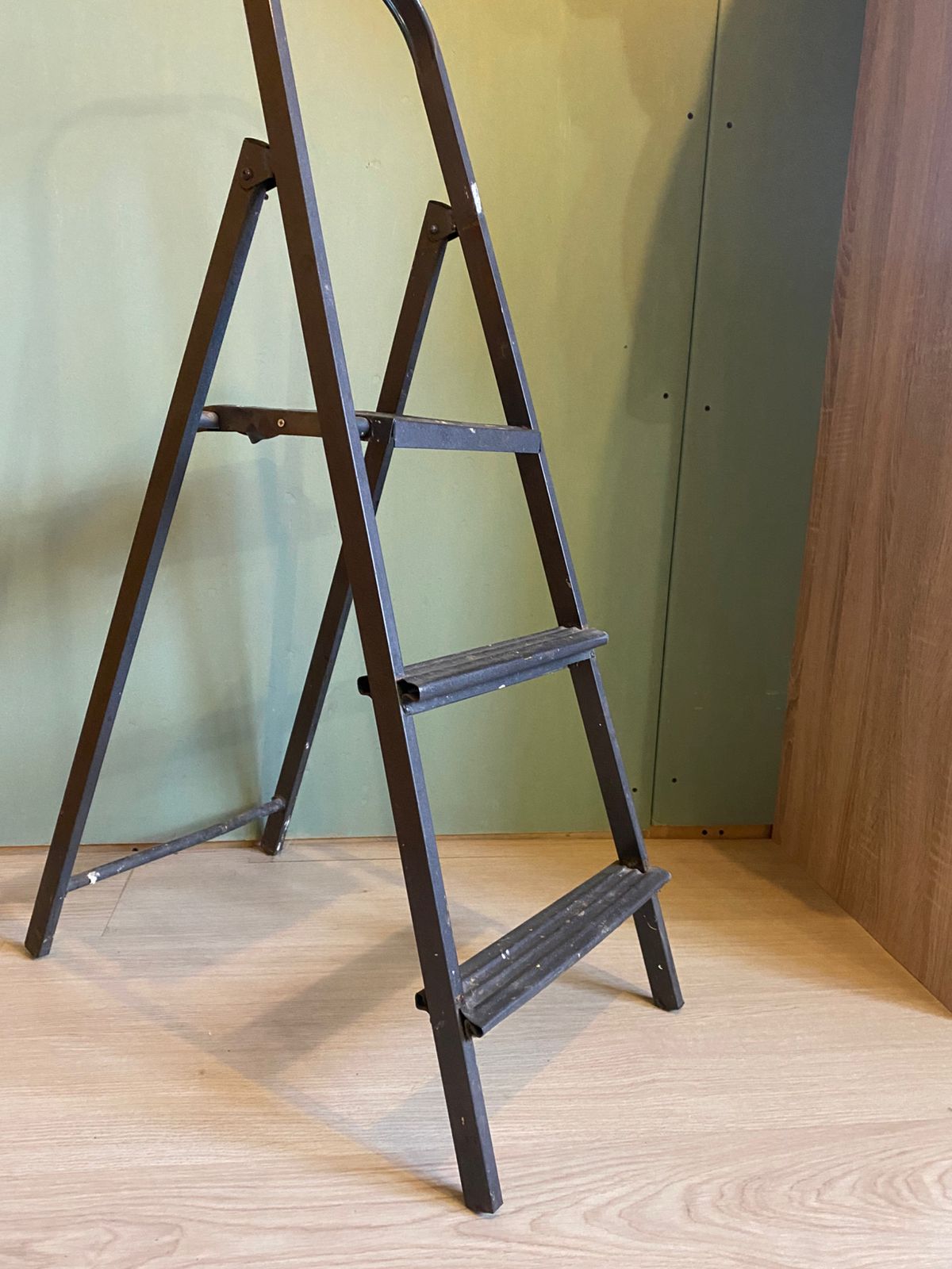 Лестница-стремянка (3 ступени, высота площадки 0,6 м) — изображение 3